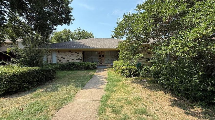 **MOVE IN BY 12.31.25 AND RECEIVE 2 WEEKS RENT FREE!**
1,191 SQ FT! 2-bedroom, 2-bath home in Dallas’s desirable Park Highlands neighborhood. This charming single-story floor plan offers spacious living areas that are perfect for entertaining or relaxing at home. The kitchen comes complete with essential appliances—including dishwasher, microwave, oven, and refrigerator. Tile and wood flooring throughout the main spaces make upkeep a breeze. Both bedrooms are generously sized, and the backyard is ready to enjoy with a fenced grassy area and covered patio—ideal for outdoor gatherings or quiet evenings. Located in the sought-after Park Highlands community, you’ll enjoy convenient access to nearby schools, parks, shopping, and dining. Neighborhood amenities include scenic biking and walking trails.