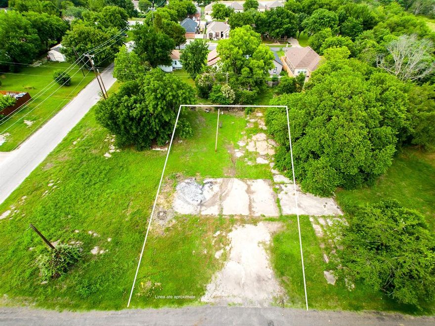 Prime commercial lot for sale in Ennis, TX! This 0.1550-acre property offers an excellent opportunity for investors and entrepreneurs. With its strategic location and ample space, this lot holds immense potential for retail, office, or mixed-use development. Don't miss out on this lucrative investment opportunity in the vibrant city of Ennis!