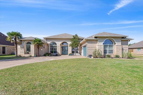 Photo of 936 Queen Elizabeth Drive, Waco, TX 76657 (MLS # 21225479)