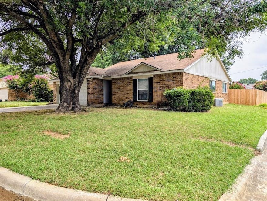 Welcome to 1901 Bosque Lane, a charming 3-bedroom, 2-bath home on a desirable corner lot in North Arlington. Inside, you’ll find a spacious living area, a functional kitchen that opens to the dining space. The primary suite features a private bath, while two additional bedrooms provide versatility for family, guests, or a home office. Outside, you’ll enjoy a generous yard with room to play or unwind.
Just minutes from Arlington’s Entertainment District, you’ll be close to AT&T Stadium, Globe Life Field, Texas Live!, Six Flags, and Hurricane Harbor, with easy access to major highways, shopping, and dining. This home combines comfort, convenience, and location—perfect for enjoying all that Arlington has to offer.