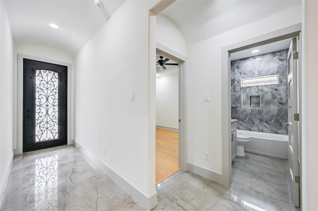 1102 Fort Worth St Street