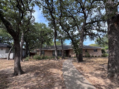 Photo of 806 Sharpshire Street, Grand Prairie, TX 75050 (MLS # 21372687)