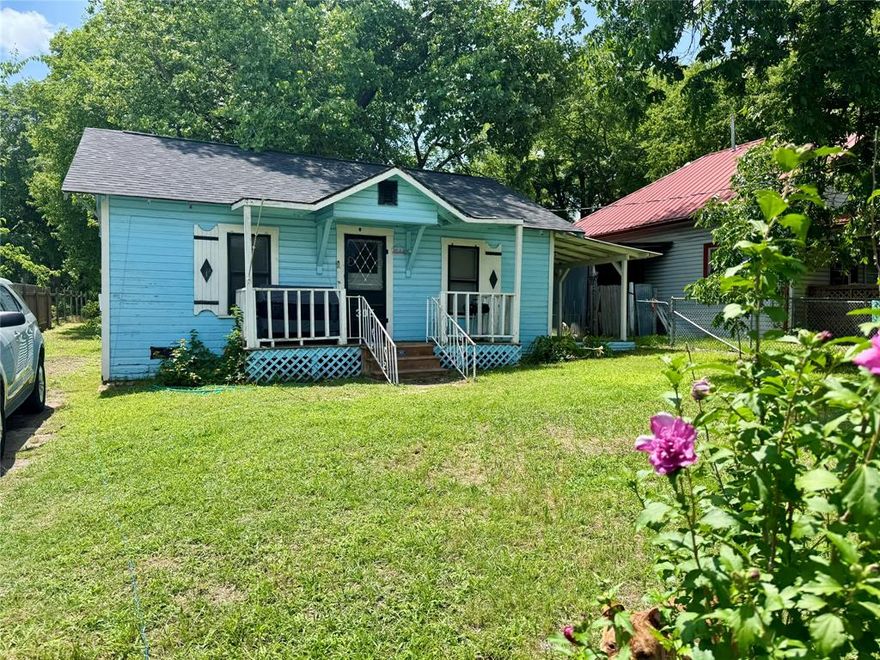 ADORABLE HOME ON A LARGE LOT IN GRAND SALINE! INSIDE FEATURES A LIVING AREA, QUAINT KITCHEN AND TWO NICE ROOMS ONE WITH ITS OWN BATHROOM. OUTSIDE FEATURES A PARTIALLY FENCED IN YARD, DRIVEWAY, SIDE PATIO AREA, & SPACIOUS BACKYARD. ALL OF THIS ON A .17 OF AN ACRE LOT. LOCATED NEAR HWY 80 FOR QUICK COMMUTES TO CANTON, TERRELL, OR THE METROPLEX!