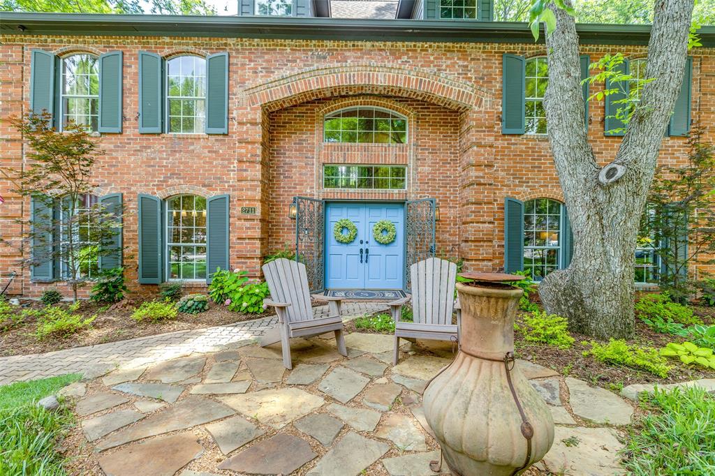 2711 Carriage Trail