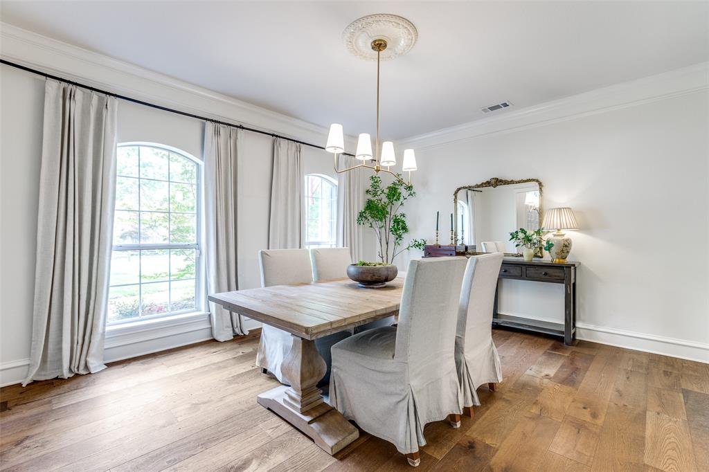2711 Carriage Trail