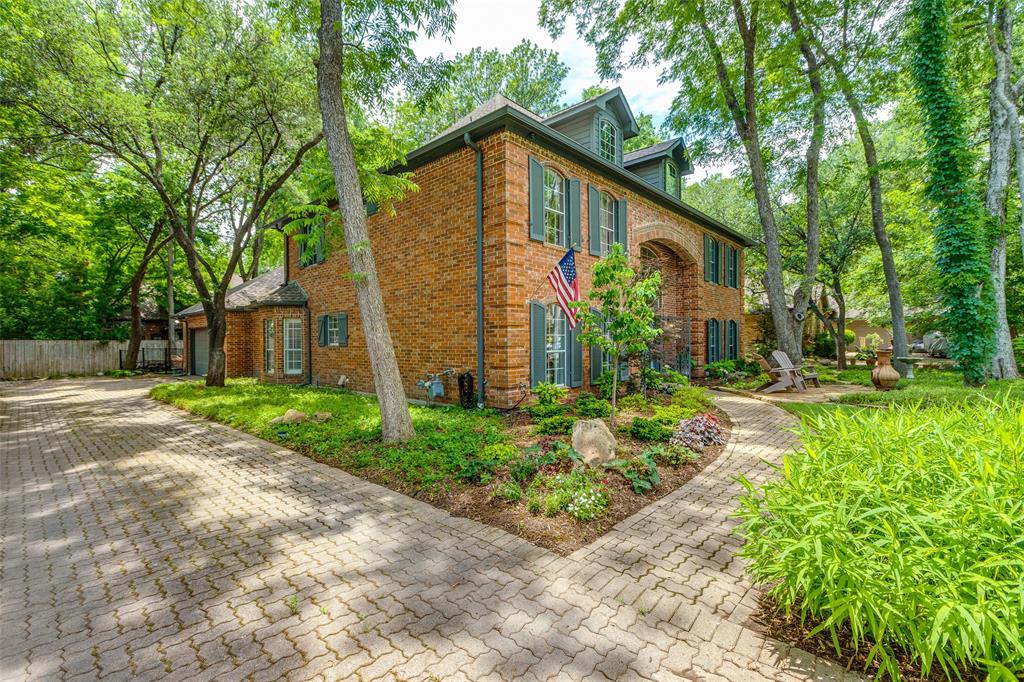 2711 Carriage Trail