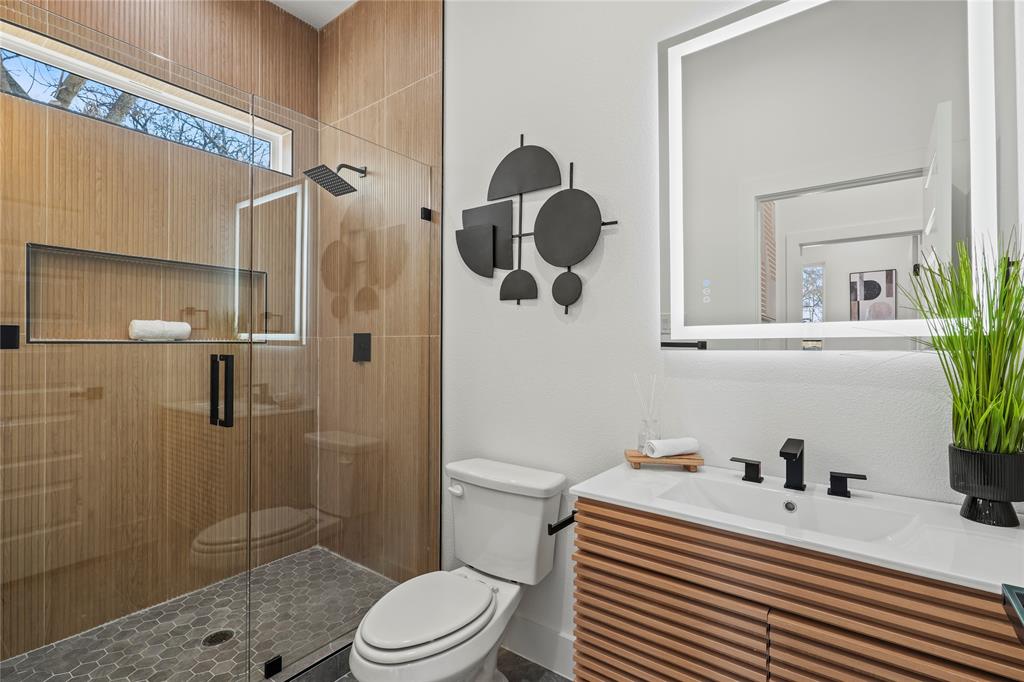 2007 N Montclair Avenue