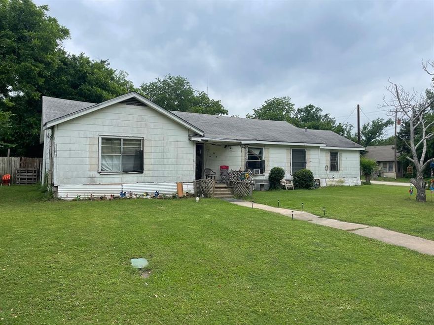 The property is conveniently located to businesses and schools, and offers great potential for improvement and value enhancement. The home includes a very spacious living area and a generously sized yard on a corner lot.