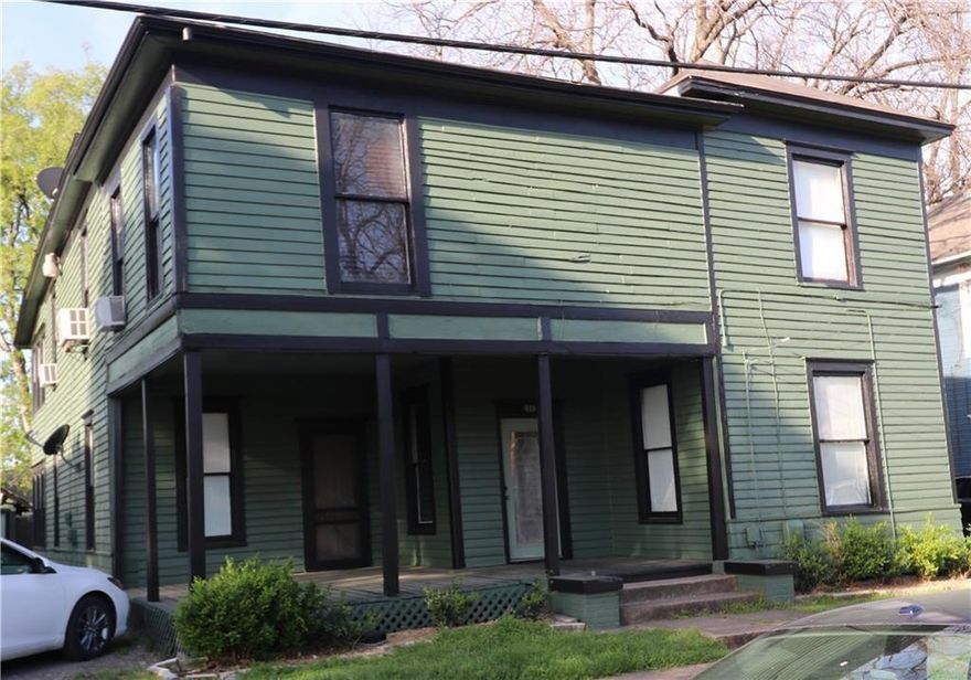 SUPER CUTE AND COZY UPSTAIRS 1 BED, 1 BATH APARTMENT INSIDE A 4-UNIT APARTMENT BLDG. 
FRESHLY PAINTED, NEW WOOD FLOORS WITH NEW CENTRAL HEAT & AIR, 1 BLOCK FROM DOWNTOWN WAXAHACHIE AND COURTHOUSE.  CITY PARK NEARBY. WOOD AND CARPET FLOORING. FENCED YARD. $800 SECURITY DEPOSIT. PETS OK WITH OWNER APPROVAL AND NON-REFUNDABLE PET DEPOSIT. 1 YEAR LEASE. $80 APPLICATION FEE.