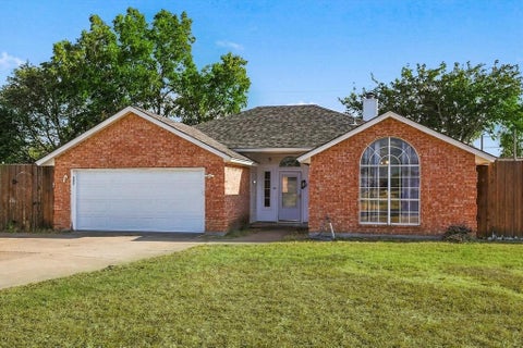 Photo of 311 Alyse Road, Roanoke, TX 76262 (MLS # 21386240)