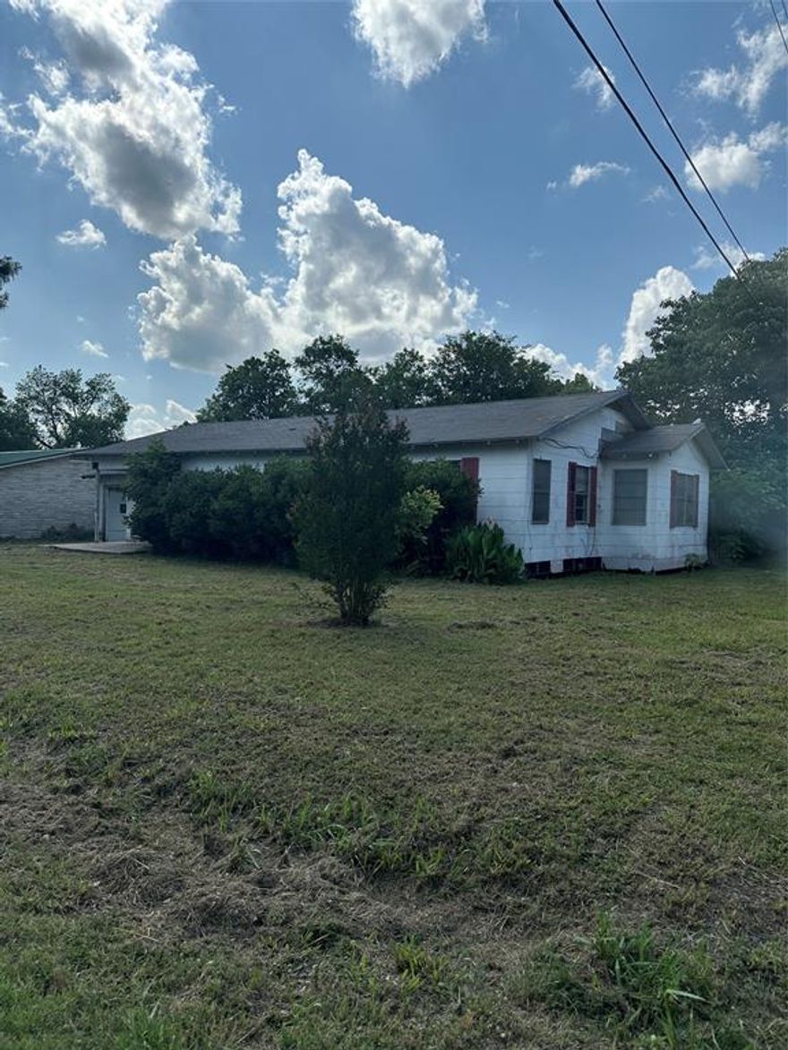Fixer Upper! House is located on a nice corner lot in Rosebud. Could be a beautiful home.