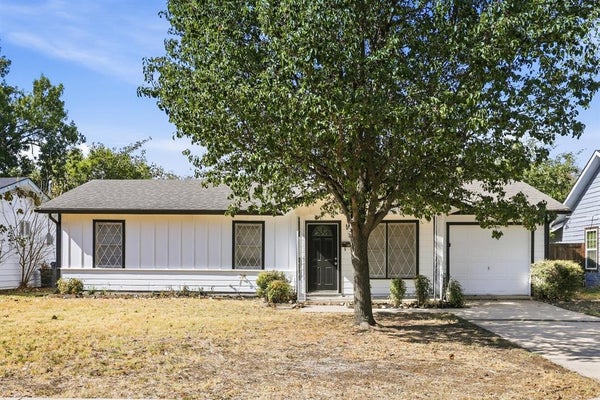 549 NW LORNA ST, BURLESON, TX 76028 - Image 74fe3dc36575cfff03e45f7f8fdd5f7f/3698986191