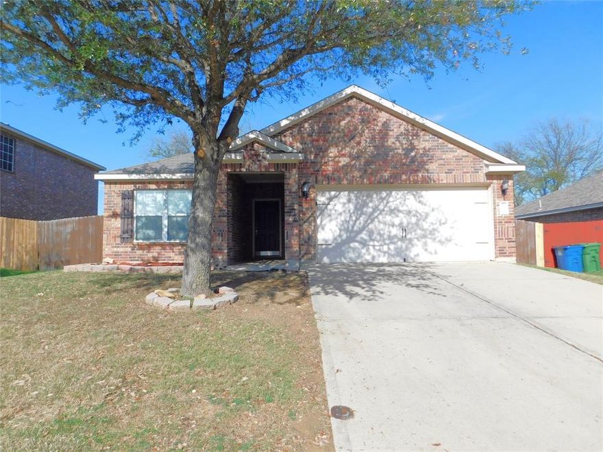 Nice three bedroom, two bath one-story home in a great Sanger neighborhood. Fresh interior paint (November 2025). Spacious kitchen includes granite counters and island. Split bedrooms. Master bath has large walk-in closet, garden tub, and separate shower. Covered back patio area.