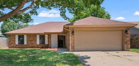 Photo of 6211 Minuteman Lane, Arlington, TX 76002 (MLS # 21092057)