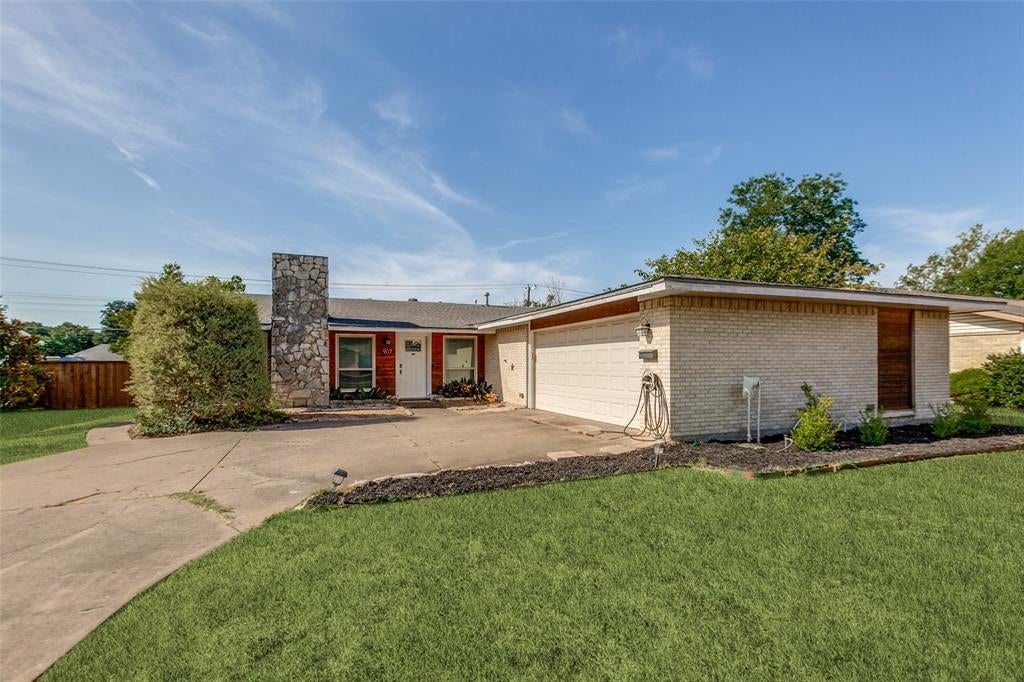 907 Wedgewood Way