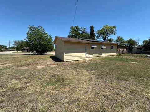 Tiny photo for 804 Columbia Street, Stamford, TX 79553 (MLS # 21341438)