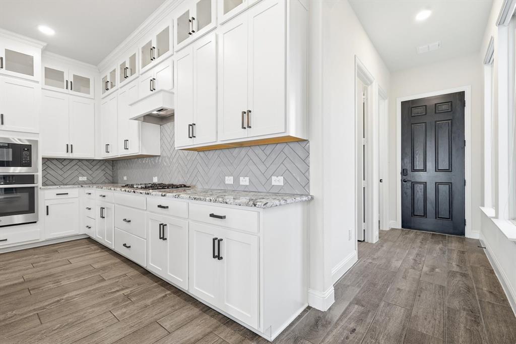 18140 Lakefront Court