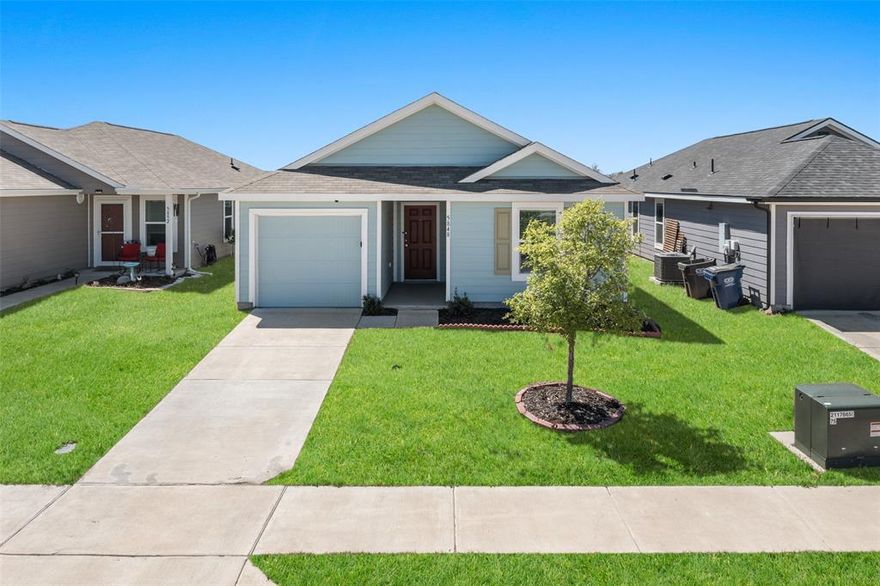 •• Great List Price!! Included with a full-price offer, You'll receive a Stainless steel refrigerator, Washer and dryer, a 70-inch TV, a King bed, and a Queen bed. All items are in excellent condition and only two years old.
Beautiful Home Near Lake Lavon in the Amenity-Rich Bridgewater Community!  This delightful 4-bedroom, 2-bathroom home in Princeton is a must-see! Inside, you'll discover a bright, modern interior featuring sleek quartz countertops, stainless steel appliances, and neutral tones, making it easy to personalize to your taste. The primary suite serves as a true retreat, showcasing a spacious layout, a spa-like ensuite bathroom, and plenty of closet space. Situated in Bridgewater, one of Princeton's most sought-after communities, you'll enjoy resort-style amenities including a clubhouse, fitness center, swimming pool, playgrounds, sports courts, scenic walking trails, and even a private lake! This home is move-in ready, offering a lifestyle of comfort with a community pool located directly across the street and an elementary school within walking distance.