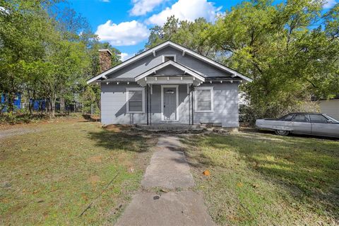 Photo of 509 E Heron St, Denison, TX 75021 (MLS # 21194101)