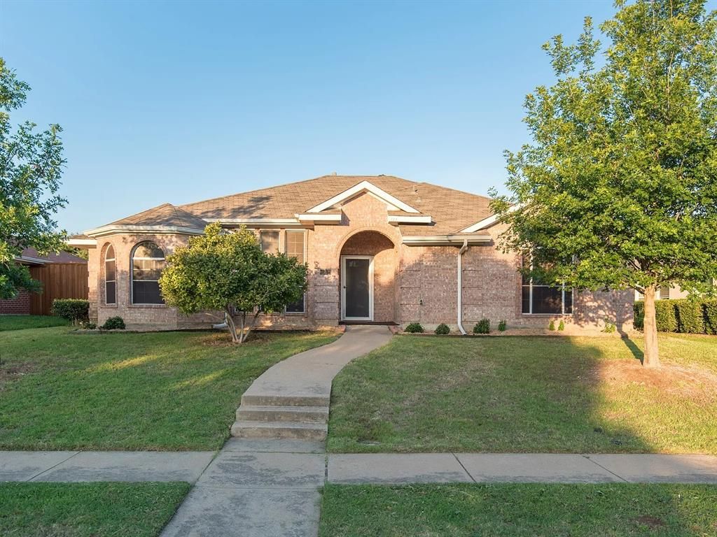 Photo of 827 Cornell Lane, Allen, TX 75002 (MLS # 21273237)