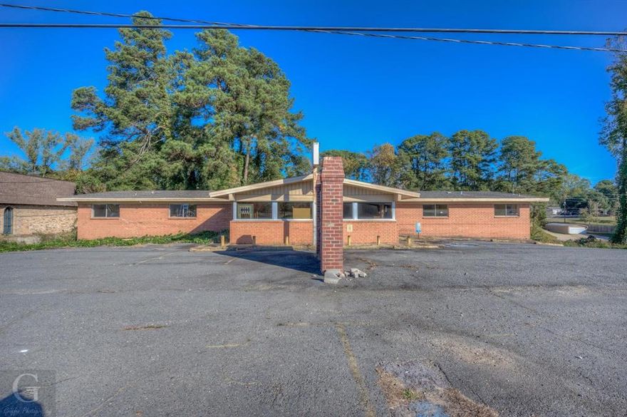 The owner will consider owner financing. Prime location in Minden on high traffic count commercial corridor. Just over 1 acre with 180 feet of road frontage. Zoned B-4 (Highway Commercial) which also encompasses zones B-2 & B-3. 3,931 square feet with reception-waiting area, front office, kitchen, bathrooms, storage & multiple office or exam rooms. Paved front parking lot. Ideal for medical, vet or business office. This property is not in a flood zone. Seller is willing to make updates with favorable offer. On 3-11-25 Fibrebond Corporation announced a $150 million expansion on its Louisiana campus in Minden, which will bring in thousands of manufacturing jobs to the area.