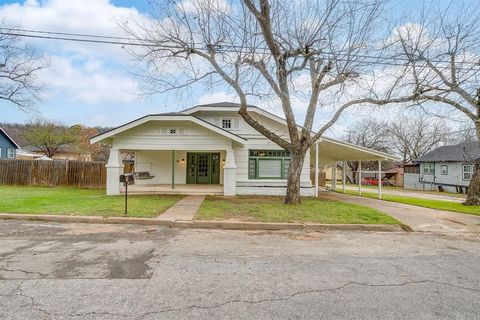Photo of 502 NE 6th Avenue, Mineral Wells, TX 76067 (MLS # 21201030)