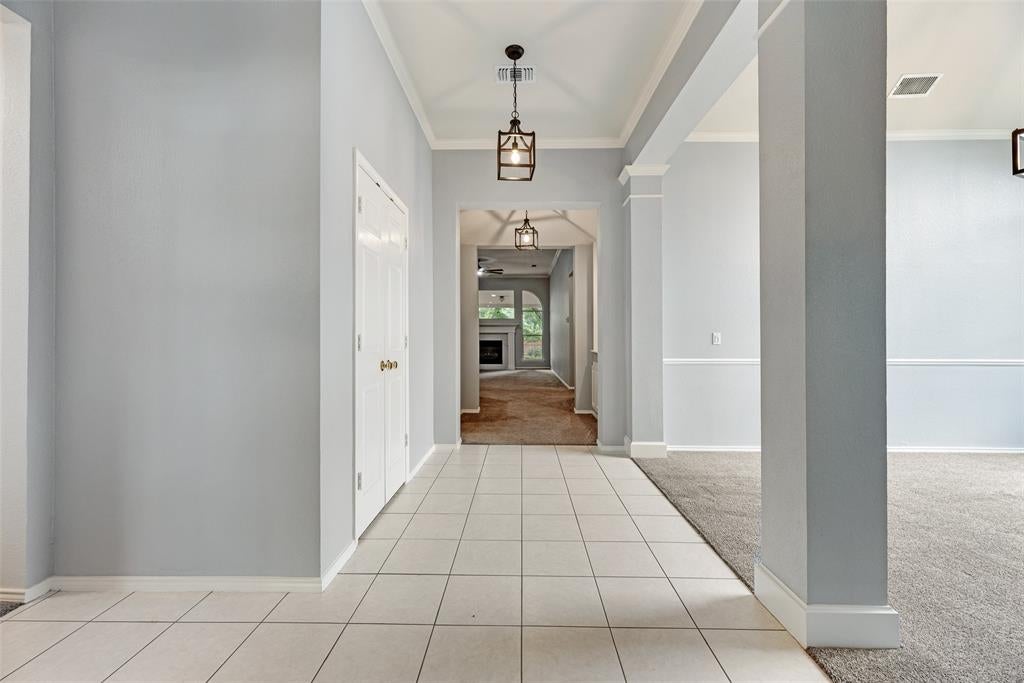 828 Abbots Lane