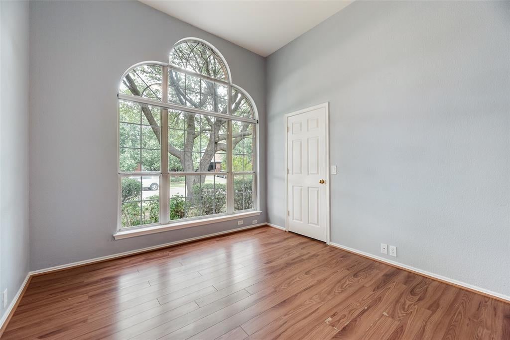 828 Abbots Lane