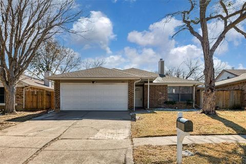 Photo of 200 Caprock Drive, Arlington, TX 76018 (MLS # 21312147)