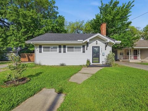 Photo of 723 S Dixon Street, Gainesville, TX 76240 (MLS # 21243600)