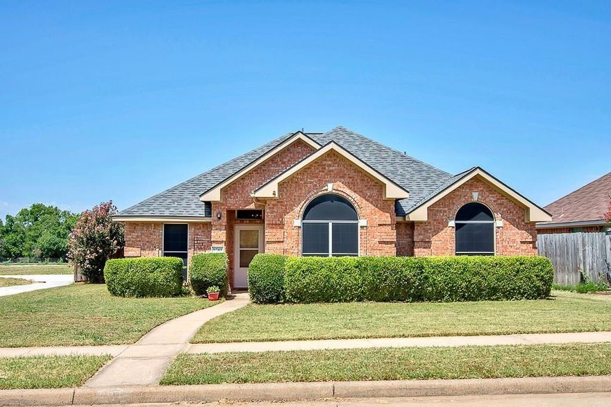 Great location! Cozy one story well maintenance home in excellent Frisco ISD! Walking distance to the Hope Park, Frisco Commons and splash park. Wood floor through out whole house. Large family room and master bedroom. Nice kitchen. Roof 2016, HVAC 2015. Easy excess to Preston, tollway and shopping centers.
Tenant and Tenant's agent to verify school & all measurements.