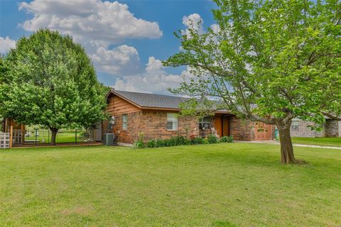 Photo of 2212 Aspen Road, Gainesville, TX 76240 (MLS # 21241005)