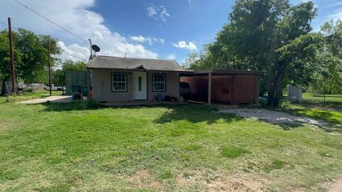 Photo of 229 W Pine Street, Jacksboro, TX 76458 (MLS # 21245854)