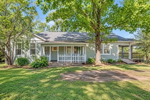 Photo of 708 E Pine Street, Edgewood, TX 75117 (MLS # 21391320)