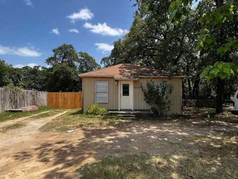 Photo of 5205 Miller Avenue, Fort Worth, TX 76119 (MLS # 21095917) Photo of 5205 Miller Avenue, Fort Worth, TX 76119 (MLS # 21095917)