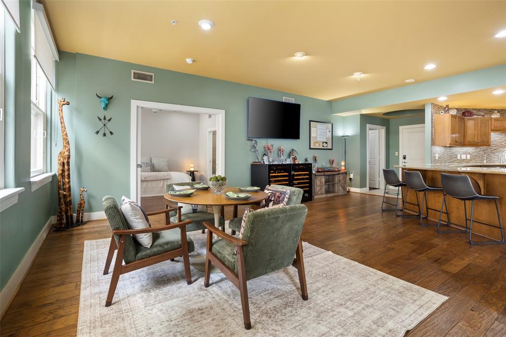411 W 7th Street 806