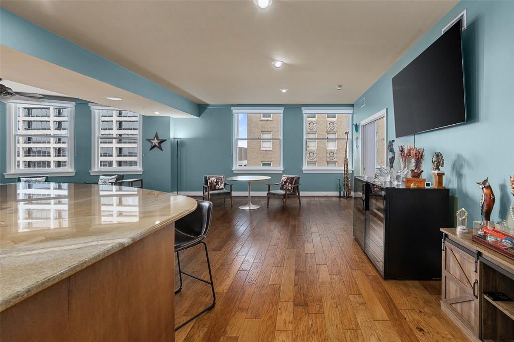 411 W 7th Street 806
