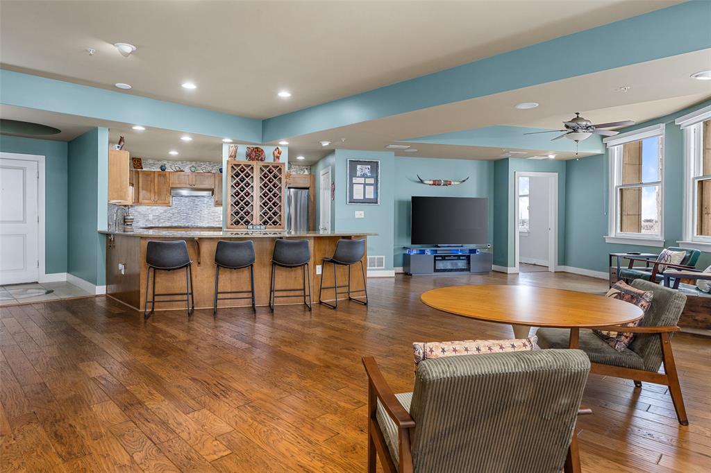 411 W 7th Street 806