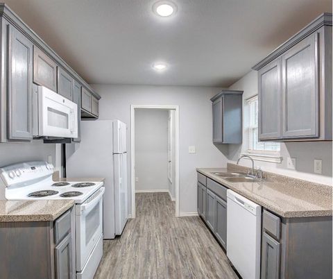 Photo of 800 Sycamore Street, Commerce, TX 75428 (MLS # 21202048)