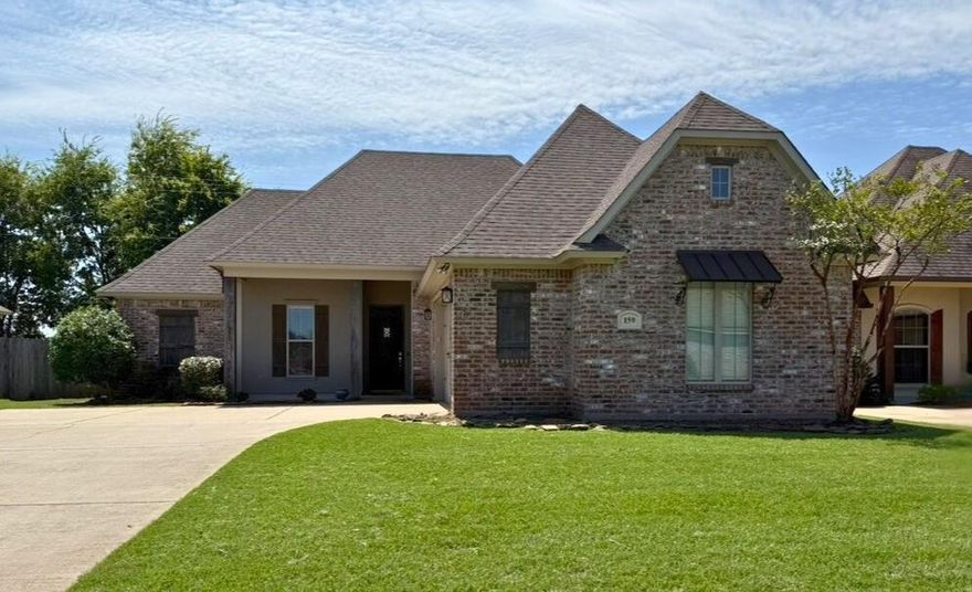 Back on the Market! Buyer’s financing fell through — their loss is your opportunity!
Beautifully maintained 3 bedroom 2 bath home located in the desirable Jamestowne Subdivision in Benton, LA. This single story home features crown molding, custom tray ceilings, wood and tile flooring, and a cozy brick fireplace. The open-concept kitchen offers granite countertops, subway tile backsplash, and stainless steel appliances. The spacious primary suite includes double vanities, a soaking tub, and a walk-in shower. No backyard neighbors.    Bonus: Active-duty military and veterans may qualify to assume the existing VA loan at just 2.75% — a rare opportunity in today’s market! (Must qualify with lender.)