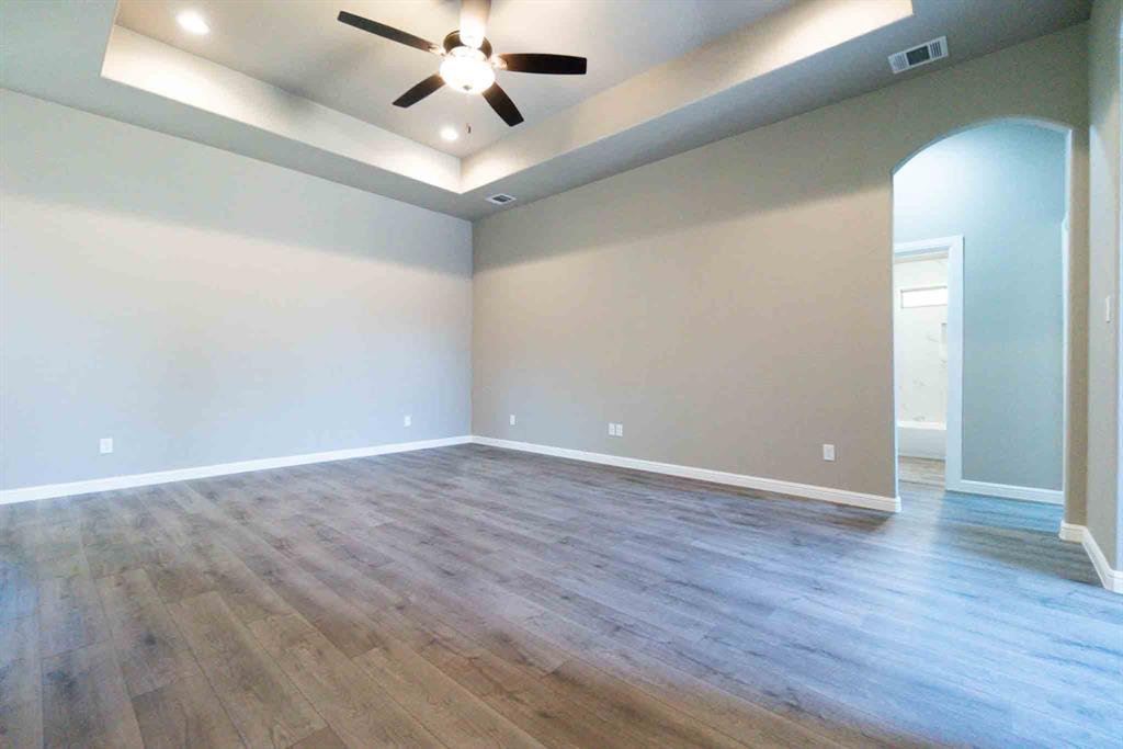 5806 N Lakeside Hills Court
