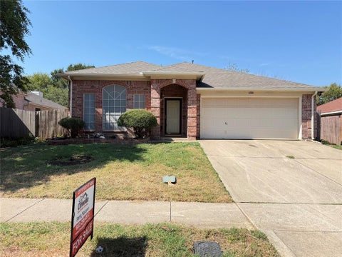 Photo of 6006 Brook Forest Drive, Arlington, TX 76018 (MLS # 21394061)