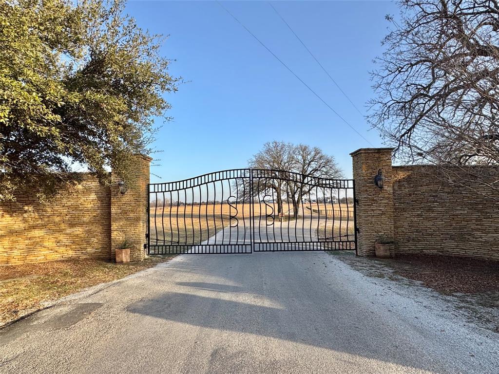 229 W Bluff Lane