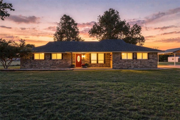 106 VINEYARD ST, WEATHERFORD, TX 76087 - Image 76cbc4e3e958686f501e6e8d6f342f30/1510873114