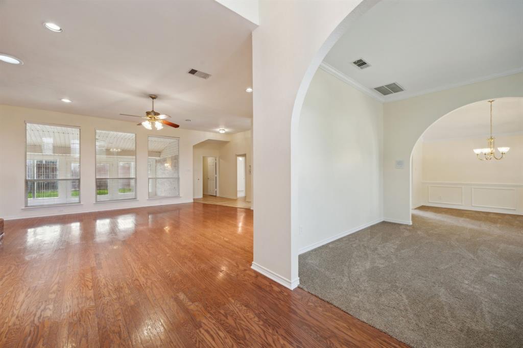 1086 Whispering Glen