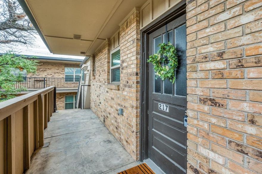 Beautifully renovated clean 2 bed condo that features an updated white kitchen with granite countertops, stainless steel appliances as well as 2 updated bathrooms. Easy to show, bring all offers.