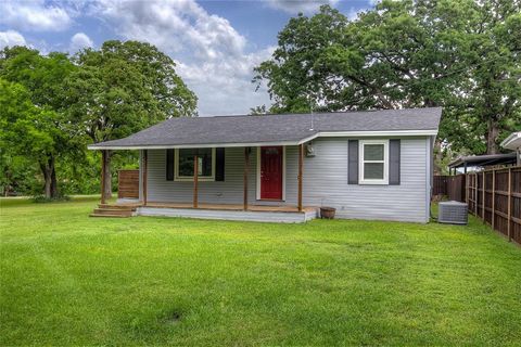 Photo of 10065 Comanche, Quinlan, TX 75474 (MLS # 21238899)