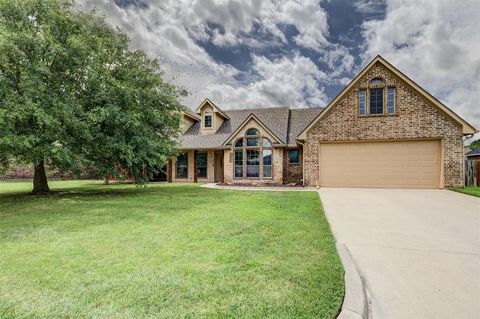 Photo of 2105 Ridgewood Drive, Bridgeport, TX 76426 (MLS # 21310511)
