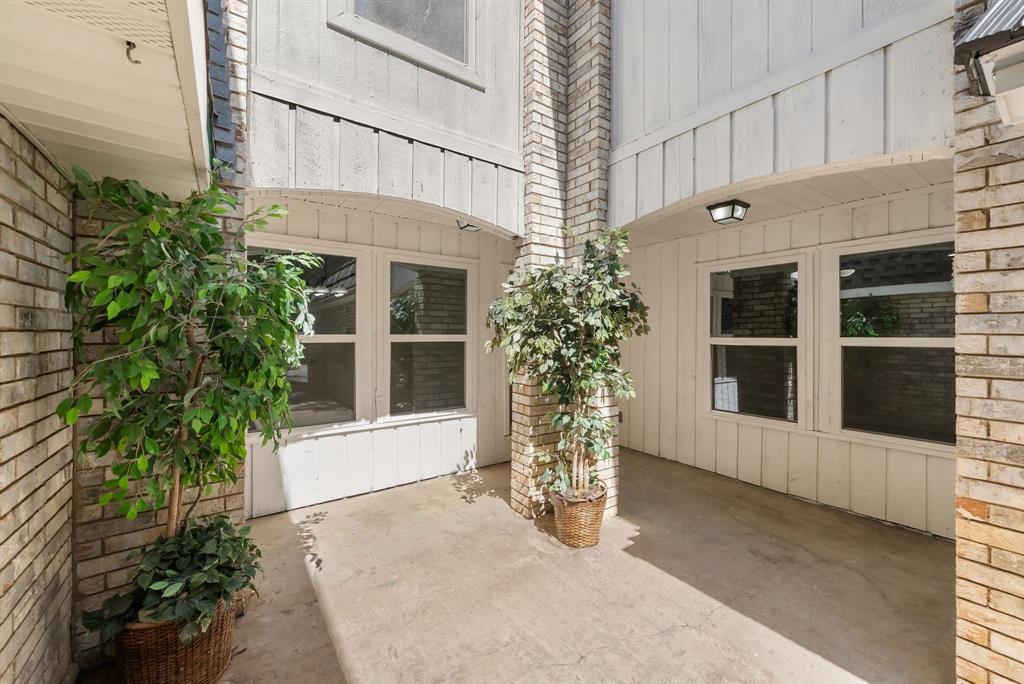 2104 Fleur De Lis Court