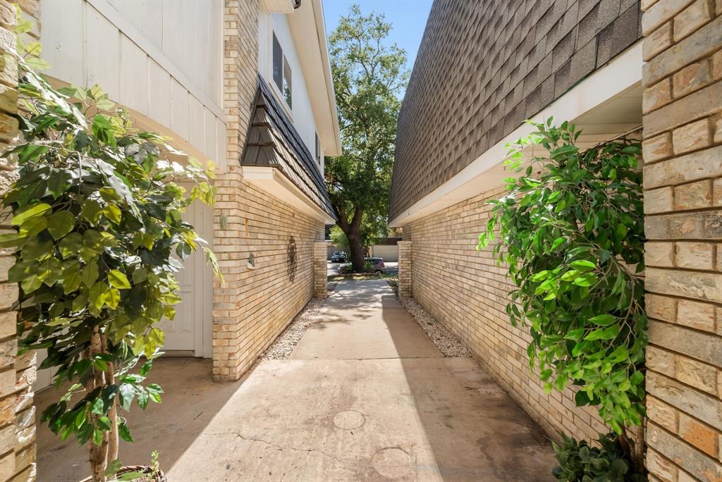 2104 Fleur De Lis Court